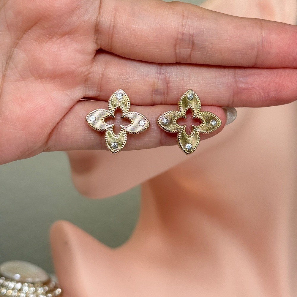 Luxury Gold Floral Stud Earrings With Zirconia 18K Gold Plated - Picture 8 of 8